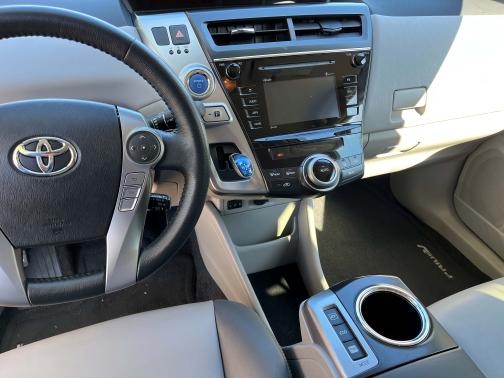 2017 Toyota Prius v Five