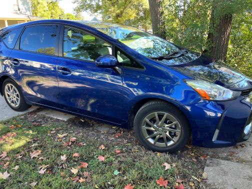 2017 Toyota Prius v Five