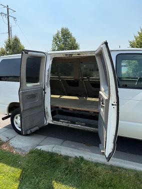 White 2004 Ford E350 Super Duty XL Wagon