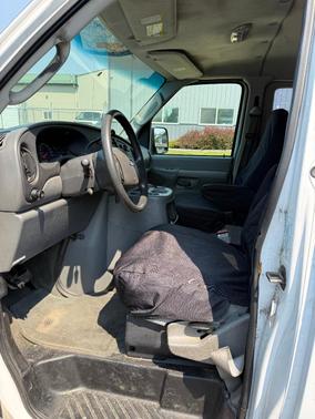 White 2004 Ford E350 Super Duty XL Wagon