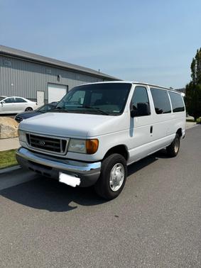 White 2004 Ford E350 Super Duty XL Wagon