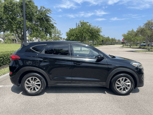 Black 2016 Hyundai TUCSON SE