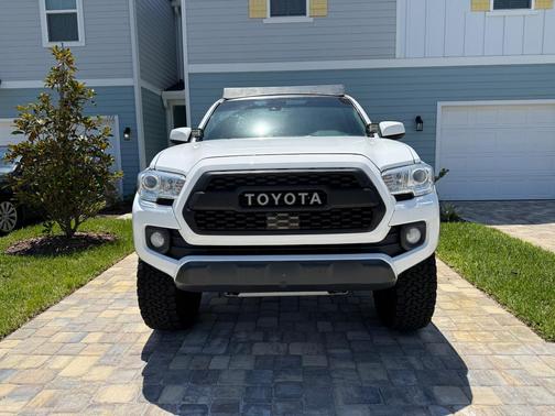 White 2019 Toyota Tacoma SR5
