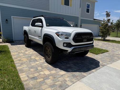 White 2019 Toyota Tacoma SR5