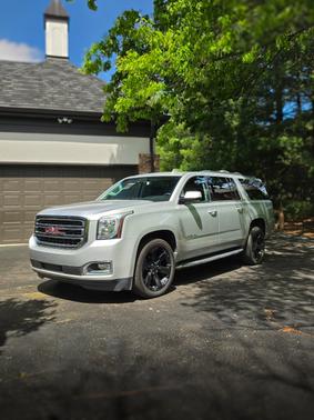 Silver 2017 GMC Yukon XL SLT