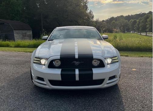 White 2013 Ford Mustang GT