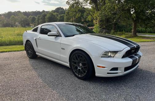White 2013 Ford Mustang GT