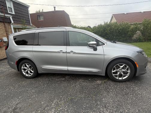 Silver 2018 Chrysler Pacifica Limited