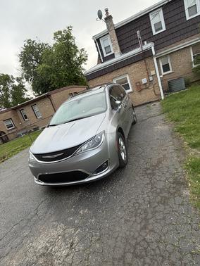 Silver 2018 Chrysler Pacifica Limited