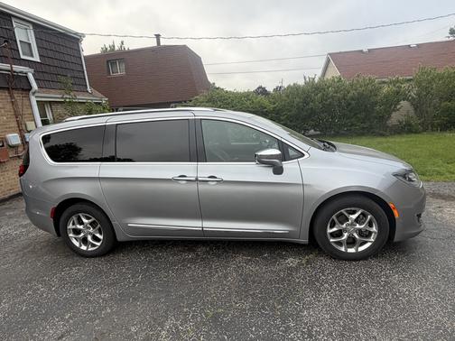 Silver 2018 Chrysler Pacifica Limited