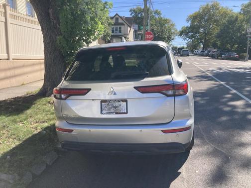 2022 Mitsubishi Outlander ES