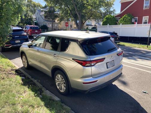 2022 Mitsubishi Outlander ES