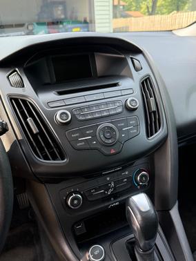 Gray 2015 Ford Focus SE