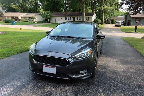 Gray 2015 Ford Focus SE