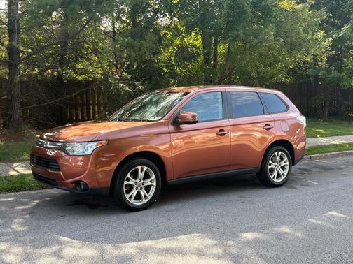 Orange 2014 Mitsubishi Outlander SE