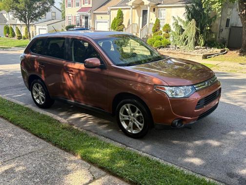 Orange 2014 Mitsubishi Outlander SE