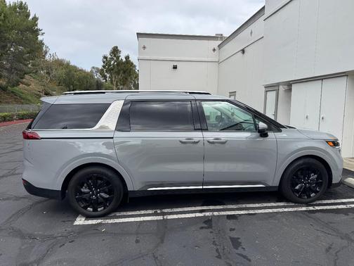 Silver 2024 Kia Carnival SX Prestige