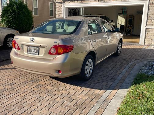 Gold 2009 Toyota Corolla LE
