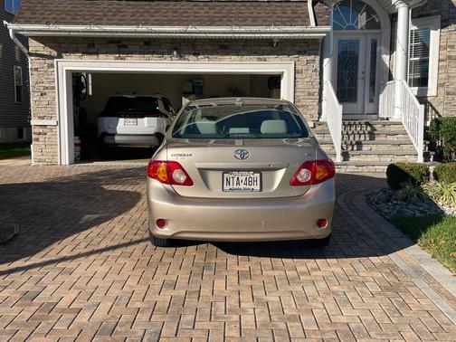 Gold 2009 Toyota Corolla LE