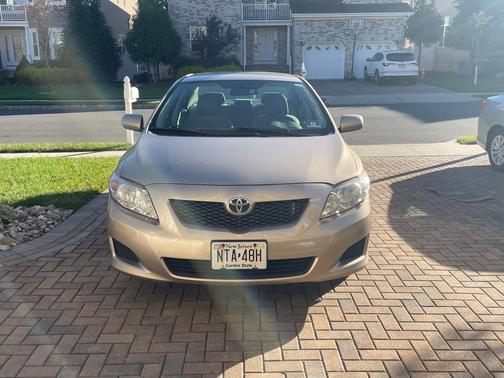 Gold 2009 Toyota Corolla LE