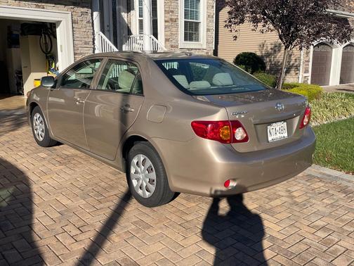 Gold 2009 Toyota Corolla LE