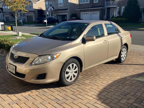 Gold 2009 Toyota Corolla LE