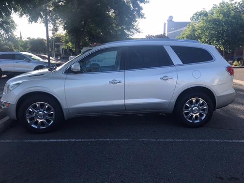 Photo 5 of 6 of 2011 Buick Enclave 2XL