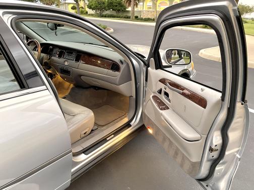 2002 Lincoln Town Car Cartier