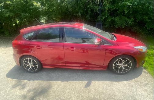 Red 2016 Ford Focus SE