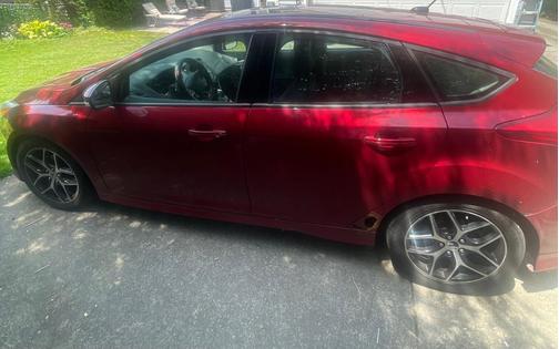 Red 2016 Ford Focus SE