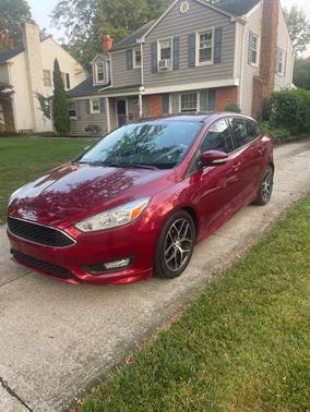 Red 2016 Ford Focus SE