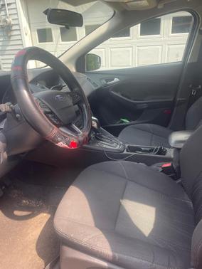 Red 2016 Ford Focus SE