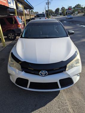 White 2016 Toyota Camry SE