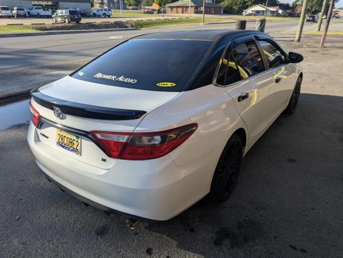 White 2016 Toyota Camry SE