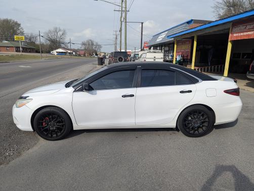 White 2016 Toyota Camry SE