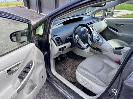 Gray 2013 Toyota Prius Three SE