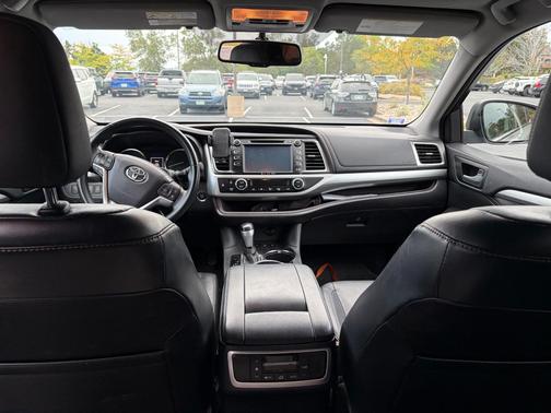 Silver 2016 Toyota Highlander XLE