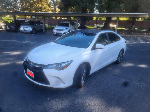 White 2016 Toyota Camry SE w/Special Edition Pkg