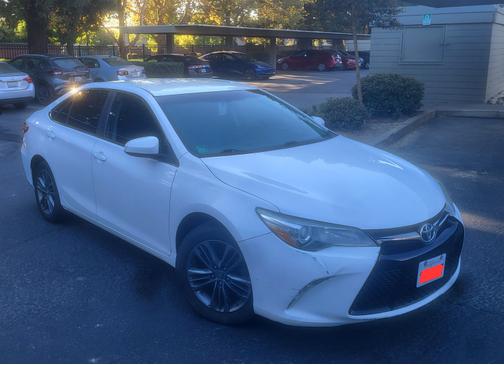 White 2016 Toyota Camry SE w/Special Edition Pkg