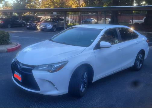 White 2016 Toyota Camry SE w/Special Edition Pkg