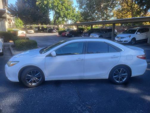 White 2016 Toyota Camry SE w/Special Edition Pkg
