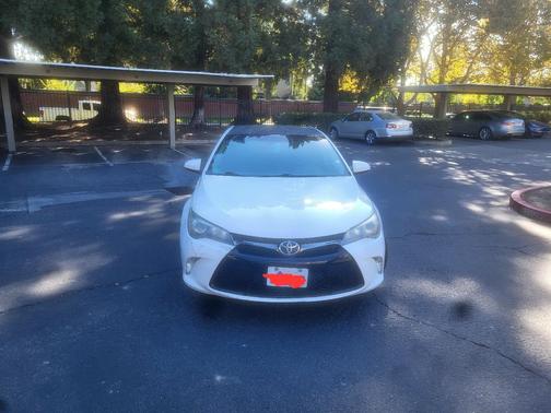 White 2016 Toyota Camry SE w/Special Edition Pkg