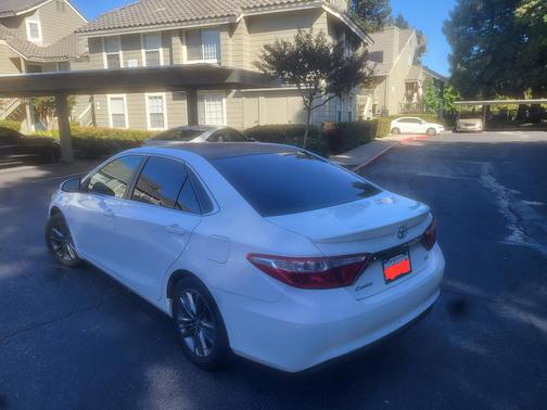 White 2016 Toyota Camry SE w/Special Edition Pkg