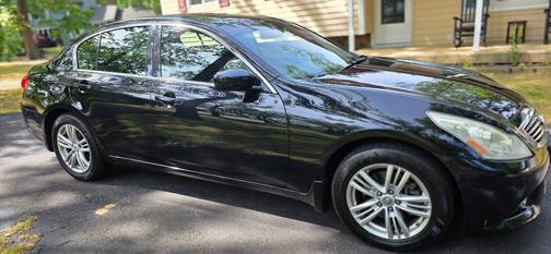 Black 2013 INFINITI G37 x