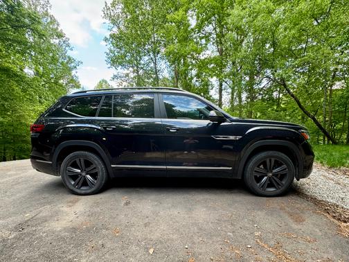 Black 2021 Volkswagen Atlas 3.6L SE w/Technology R-Line