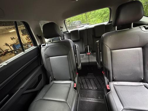 Black 2021 Volkswagen Atlas 3.6L SE w/Technology R-Line