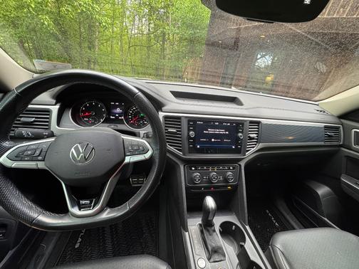 Black 2021 Volkswagen Atlas 3.6L SE w/Technology R-Line