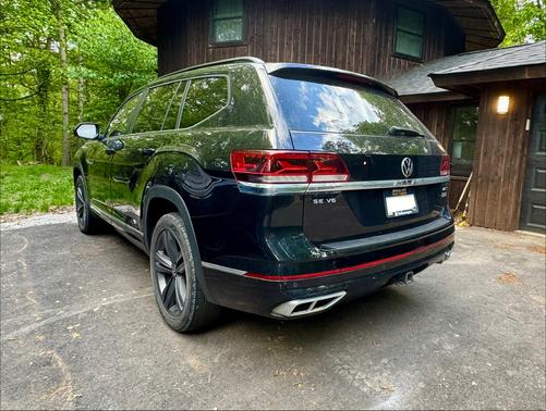 Black 2021 Volkswagen Atlas 3.6L SE w/Technology R-Line