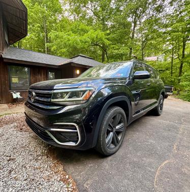 Black 2021 Volkswagen Atlas 3.6L SE w/Technology R-Line