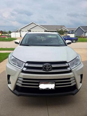 White 2019 Toyota Highlander XLE